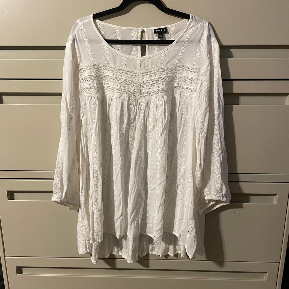EUC Torrid White Blouse Size 3
